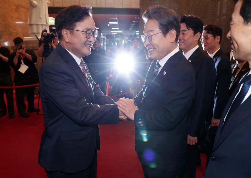 [서울=뉴시스] 고범준 기자 = 이재명 대통령이 26일 추가경정예산(추경) 시정연설을 위해 국회에 도착해 우원식 국회의장과 인사하고 있다. 2025.06.26. bjko@newsis.com