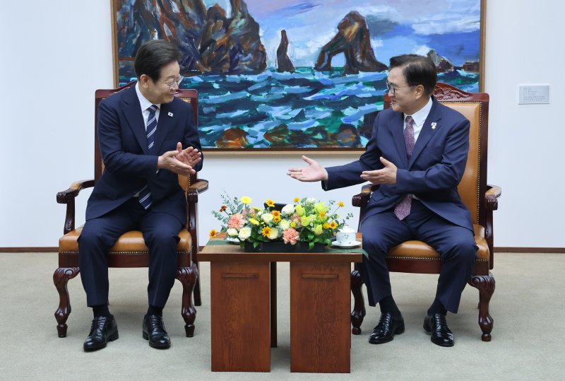 [서울=뉴시스] 고범준 기자 = 이재명 대통령이 26일 국회에서 추가경정예산(추경) 시정연설에 앞서 우원식 국회의장과 환담하고 있다. 2025.06.26. bjko@newsis.com