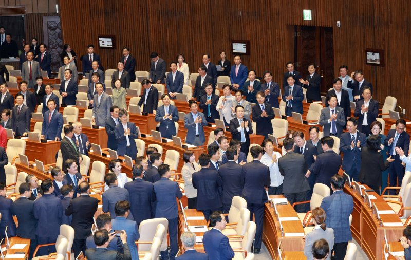 [서울=뉴시스] 고범준 기자 = 이재명 대통령이 26일 서울 여의도 국회 본회의장에서 추가경정예산(추경) 시정연설을 위해 입장하며 더불어민주당 의원들과 악수를 하고 있다. 2025.06.26. bjko@newsis.com