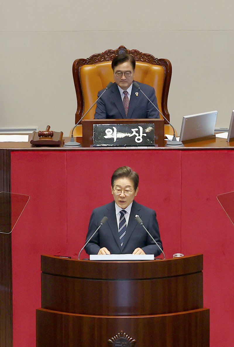 [서울=뉴시스] 고범준 기자 = 이재명 대통령이 26일 서울 여의도 국회 본회의장에서 추가경정예산(추경) 시정연설을 하고 있다. 2025.06.26. bjko@newsis.com