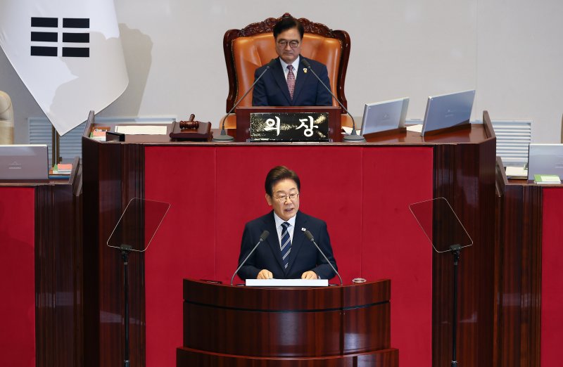 [서울=뉴시스] 고범준 기자 = 이재명 대통령이 26일 서울 여의도 국회 본회의장에서 추가경정예산(추경) 시정연설을 하고 있다. 2025.06.26. bjko@newsis.com