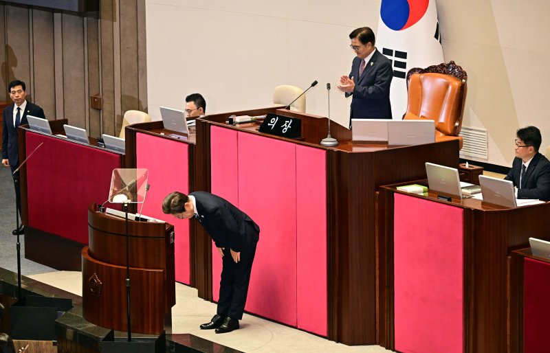 [서울=뉴시스] 국회사진기자단 = 이재명 대통령이 26일 서울 여의도 국회에서 추가경정예산 시정연설을 마친 뒤 인사하고 있다. 2025.06.26. photo@newsis.com