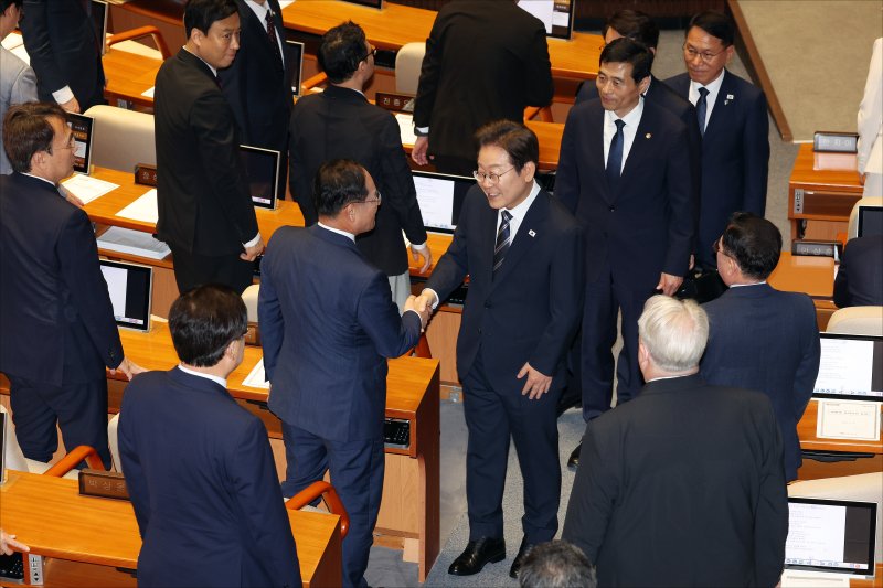 [서울=뉴시스] 국회사진기자단 = 이재명 대통령이 26일 오전 서울 여의도 국회에서 열린 제426회국회(임시회) 제2차 본회의에서 2025년도 제2회 추가경정예산안에 대한 정부의 시정연설을 마친 뒤 국민의힘 의원들과 인사하고 있다. 2025.06.26. photo@newsis.com