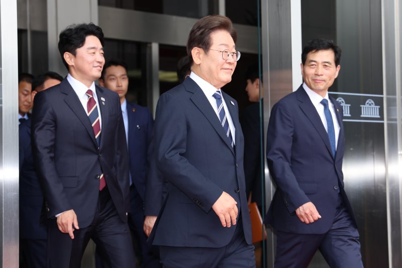 [서울=뉴시스] 국회사진기자단 = 이재명 대통령이 26일 서울 여의도 국회에서 추가경정예산 시정연설을 마친 뒤 본청에서 나오고 있다. 2025.06.26. photo@newsis.com