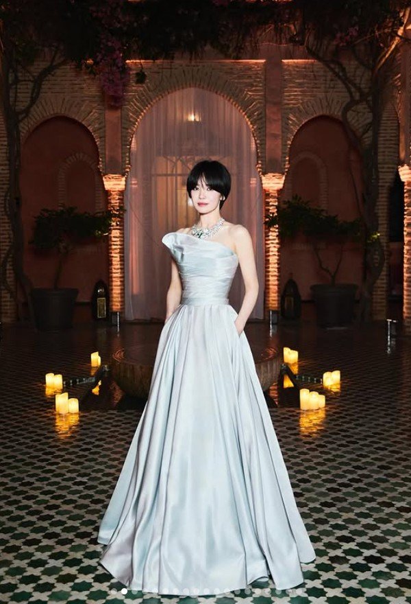 송혜교, 은빛 드레스로 뽐낸 고혹미[★핫픽]