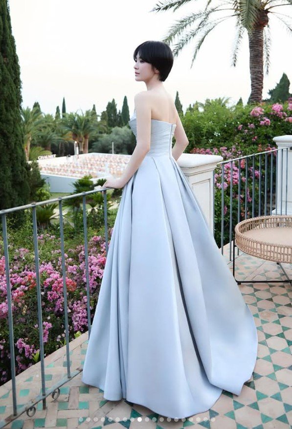 송혜교, 은빛 드레스로 뽐낸 고혹미[★핫픽]