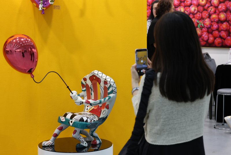 26일 오전 경기 수원시 영통구 수원컨벤션센터에서 열린 '2025 화랑미술제 in 수원'에서 다양한 회화, 조각, 미디어, 설치 등 미술작품들이 전시돼 있다. 2025.6.26/뉴스1 ⓒ News1 김영운 기자