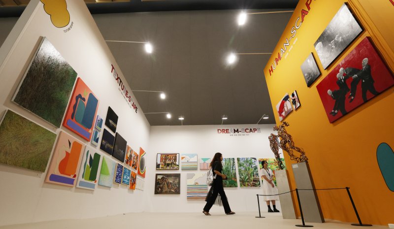 26일 오전 경기 수원시 영통구 수원컨벤션센터에서 열린 '2025 화랑미술제 in 수원'에서 다양한 회화, 조각, 미디어, 설치 등 미술작품들이 전시돼 있다. 2025.6.26/뉴스1 ⓒ News1 김영운 기자