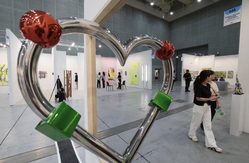 26일 오전 경기 수원시 영통구 수원컨벤션센터에서 열린 '2025 화랑미술제 in 수원'에서 다양한 회화, 조각, 미디어, 설치 등 미술작품들이 전시돼 있다. 2025.6.26/뉴스1 ⓒ News1 김영운 기자