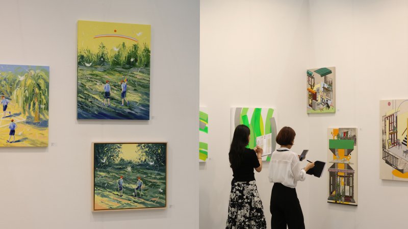 26일 오전 경기 수원시 영통구 수원컨벤션센터에서 열린 '2025 화랑미술제 in 수원'에서 다양한 회화, 조각, 미디어, 설치 등 미술작품들이 전시돼 있다. 2025.6.26/뉴스1 ⓒ News1 김영운 기자