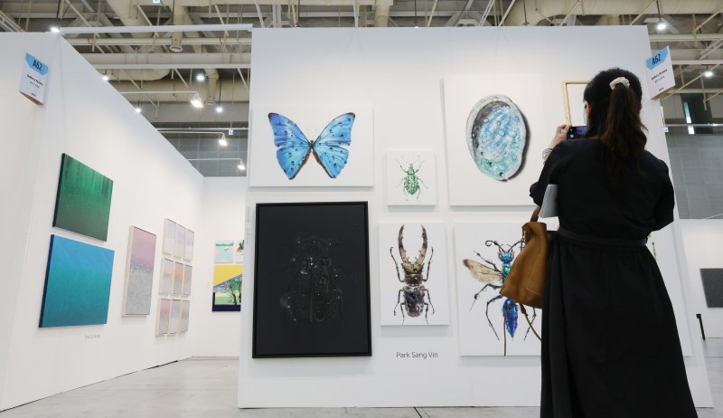 26일 오전 경기 수원시 영통구 수원컨벤션센터에서 열린 '2025 화랑미술제 in 수원'에서 다양한 회화, 조각, 미디어, 설치 등 미술작품들이 전시돼 있다. 2025.6.26/뉴스1 ⓒ News1 김영운 기자