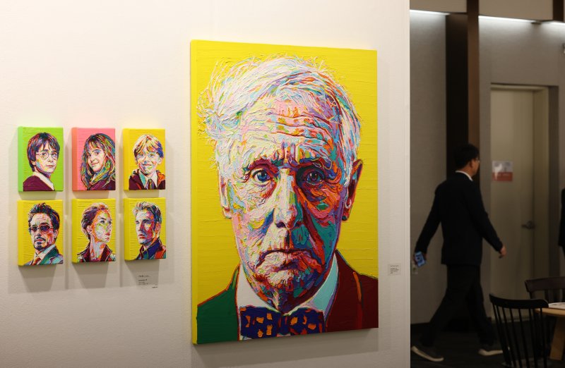 26일 오전 경기 수원시 영통구 수원컨벤션센터에서 열린 '2025 화랑미술제 in 수원'에서 다양한 회화, 조각, 미디어, 설치 등 미술작품들이 전시돼 있다. 2025.6.26/뉴스1 ⓒ News1 김영운 기자