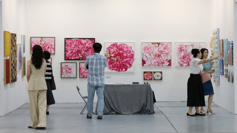 26일 오전 경기 수원시 영통구 수원컨벤션센터에서 열린 '2025 화랑미술제 in 수원'에서 다양한 회화, 조각, 미디어, 설치 등 미술작품들이 전시돼 있다. 2025.6.26/뉴스1 ⓒ News1 김영운 기자