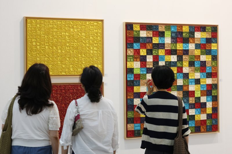 26일 오전 경기 수원시 영통구 수원컨벤션센터에서 열린 '2025 화랑미술제 in 수원'에서 다양한 회화, 조각, 미디어, 설치 등 미술작품들이 전시돼 있다. 2025.6.26/뉴스1 ⓒ News1 김영운 기자