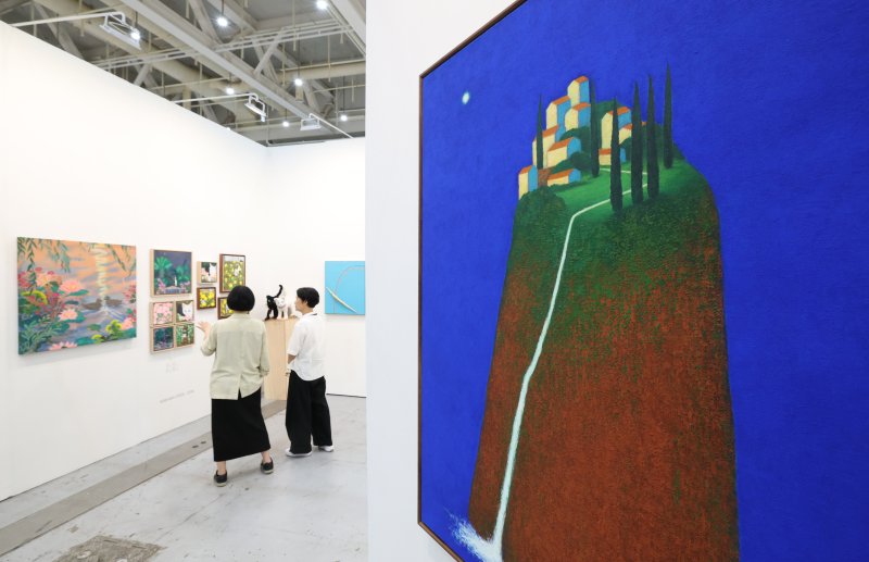 26일 오전 경기 수원시 영통구 수원컨벤션센터에서 열린 '2025 화랑미술제 in 수원'에서 다양한 회화, 조각, 미디어, 설치 등 미술작품들이 전시돼 있다. 2025.6.26/뉴스1 ⓒ News1 김영운 기자