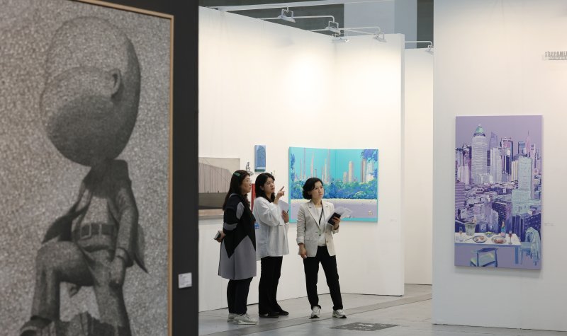 26일 오전 경기 수원시 영통구 수원컨벤션센터에서 열린 '2025 화랑미술제 in 수원'에서 다양한 회화, 조각, 미디어, 설치 등 미술작품들이 전시돼 있다. 2025.6.26/뉴스1 ⓒ News1 김영운 기자