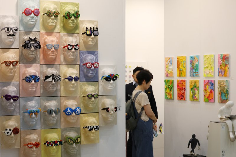 26일 오전 경기 수원시 영통구 수원컨벤션센터에서 열린 '2025 화랑미술제 in 수원'에서 다양한 회화, 조각, 미디어, 설치 등 미술작품들이 전시돼 있다. 2025.6.26/뉴스1 ⓒ News1 김영운 기자