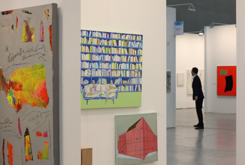 26일 오전 경기 수원시 영통구 수원컨벤션센터에서 열린 '2025 화랑미술제 in 수원'에서 다양한 회화, 조각, 미디어, 설치 등 미술작품들이 전시돼 있다. 2025.6.26/뉴스1 ⓒ News1 김영운 기자