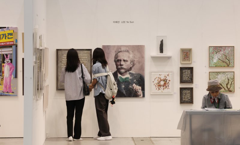 26일 오전 경기 수원시 영통구 수원컨벤션센터에서 열린 '2025 화랑미술제 in 수원'에서 다양한 회화, 조각, 미디어, 설치 등 미술작품들이 전시돼 있다. 2025.6.26/뉴스1 ⓒ News1 김영운 기자