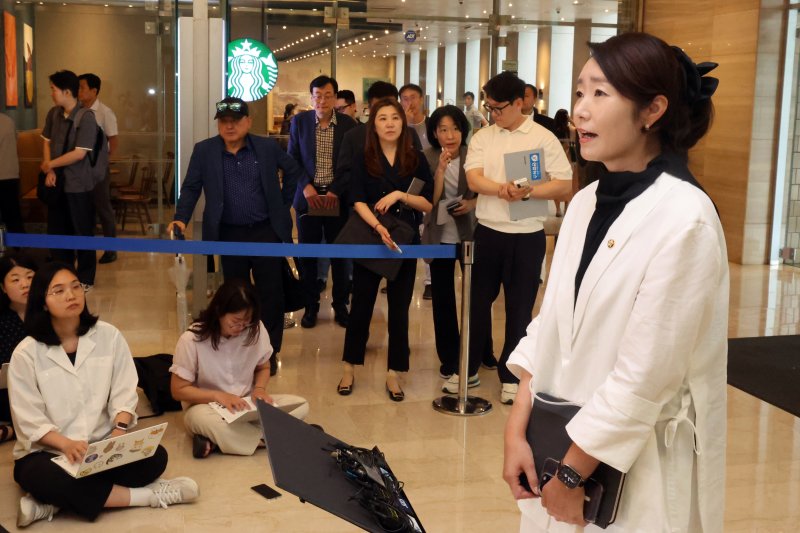 강선우 여성가족부 장관 후보자가 26일 오후 서울 종로구 이마빌딩에 마련된 인사청문회 사무실로 출근하며 소감을 밝히고 있다. 2025.6.26/뉴스1 ⓒ News1 황기선 기자