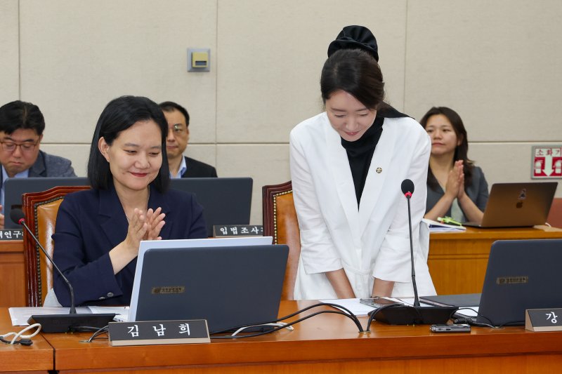 여성가족부 장관 후보자로 지명된 강선우 더불어민주당 간사가 26일 오전 서울 여의도 국회에서 열린 제426회국회(임시회) 보건복지위원회 제1차 전체회의에서 지명 소감을 밝힌 뒤 인사하고 있다. 2025.6.26/뉴스1 ⓒ News1 안은나 기자