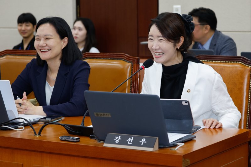 여성가족부 장관 후보자로 지명된 강선우 더불어민주당 간사가 26일 오전 서울 여의도 국회에서 열린 제426회국회(임시회) 보건복지위원회 제1차 전체회의에서 지명 소감을 밝히고 있다. 2025.6.26/뉴스1 ⓒ News1 안은나 기자