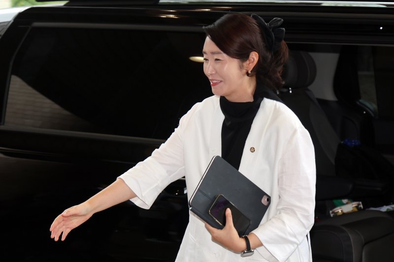 강선우 여성가족부 장관 후보자가 26일 오후 서울 종로구 이마빌딩에 마련된 인사청문회 사무실로 출근하고 있다. 2025.6.26/뉴스1 ⓒ News1 황기선 기자