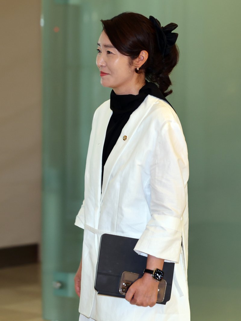 강선우 여성가족부 장관 후보자가 26일 오후 서울 종로구 이마빌딩에 마련된 인사청문회 사무실로 출근하고 있다. 2025.6.26/뉴스1 ⓒ News1 황기선 기자