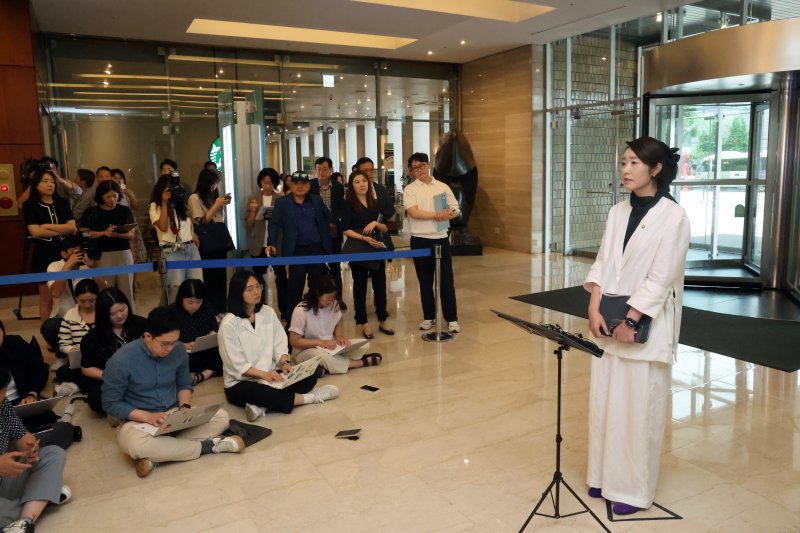 강선우 여성가족부 장관 후보자가 26일 오후 서울 종로구 이마빌딩에 마련된 인사청문회 사무실로 출근하며 소감을 밝히고 있다. 2025.6.26/뉴스1 ⓒ News1 황기선 기자