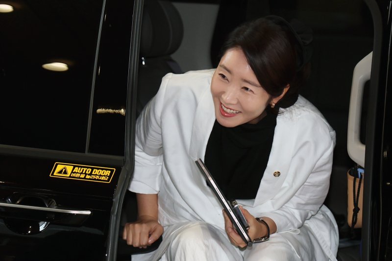 강선우 여성가족부 장관 후보자가 26일 오후 서울 종로구 이마빌딩에 마련된 인사청문회 사무실로 출근하고 있다. 2025.6.26/뉴스1 ⓒ News1 황기선 기자