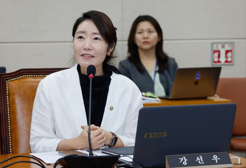 여성가족부 장관 후보자로 지명된 강선우 더불어민주당 간사가 26일 오전 서울 여의도 국회에서 열린 제426회국회(임시회) 보건복지위원회 제1차 전체회의에서 지명 소감을 밝히고 있다. 2025.6.26/뉴스1 ⓒ News1 안은나 기자