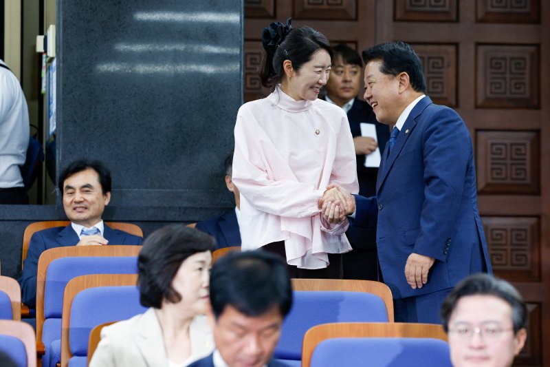 강선우 여성가족부 장관 후보자가 24일 오후 서울 여의도 국회에서 열린 더불어민주당 의원총회에 참석해 김병주 의원과 악수하고 있다. 2025.6.24/뉴스1 ⓒ News1 안은나 기자