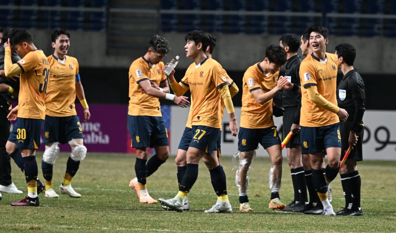 [광주=뉴시스] 김혜인 기자 = 12일 오후 광주 서구 광주월드컵경기장에서 열린 2024-25 아시아축구연맹(AFC) 챔피언스리그 엘리트(ACLE) 16강 2차전 광주FC와 일본 비셀 고베와의 경기, 광주 선수들이 3-0으로 승리한 뒤 기뻐하고 있다. 2025.03.12. hyein0342@newsis.com