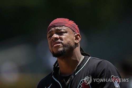 '별세' 모친 조롱한 패륜 관중 때문에 경기 도중 눈물 펑펑 쏟는 야구선수
