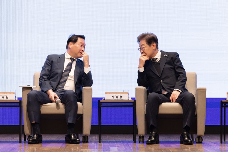 이재명 대통령이 더불어민주당 대선후보 시절인 지난 5월 8일 서울 중구 대한상공회의소에서 열린 대선후보 초청 경제5단체장 간담회에서 최태원 대한상의 회장과 대화하고 있다. 뉴스1