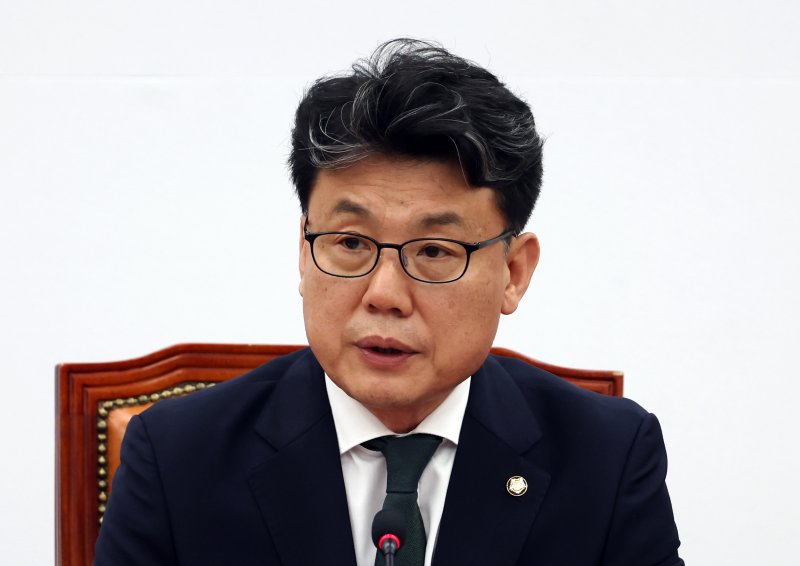 진성준 더불어라이브스코어 바카라사이트 정책위의장이 지난 26일 서울 여의도 국회에서 임시회 중점처리 법안 및 정책현안 관련 신속한 본회의 개최를 촉구하는 기자회견을 하고 있다. 뉴시스