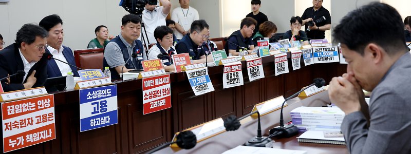 26일 세종시 정부세종청사에서 고용노동부에서 열린 최저임금위원회 제7차 전원회의가 사용자위원측의 동결과 근로자위원측의 1만1500원이 팽팽하게 대립하며 회의가 시작되고 있다. 뉴스1