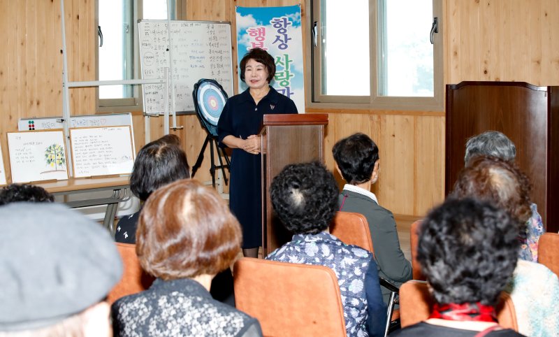 [제주=뉴시스] 우장호 기자 = 장승련 시인(전 애월문학회장)이 26일 오후 제주시 애월읍 고내리 경로당에서 열린 시화전에서 인사말을 하고 있다. 이 시화전은 제주도 지방보조금 지원사업인 '2025 애월읍 예술·문화 콘텐츠 개발 인재 육성 교육' 새로운 시대의 인재 주인공 발굴 프로젝트 일환으로 추진된 것이다. 2025.06.26. woo1223@newsis.com