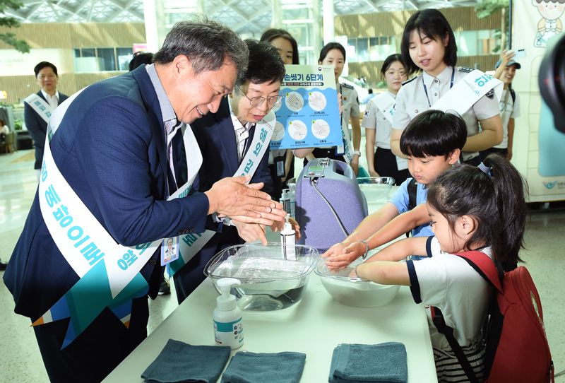 "해외 여객, 감염병 예방 이렇게 하세요"... 인천공항公 캠페인