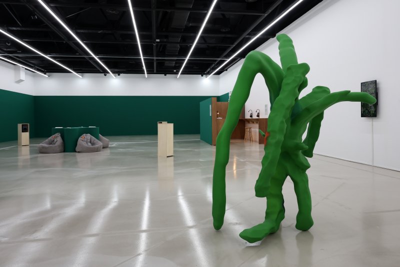 [서울=뉴시스] 박진희 기자 = 아르코미술관은 26일 서울 종로구 아르코미술관에서 창작산실 협력전시 '드리프팅 스테이션-찬미와 애도에 관한 행성간 다종 오페라' 기자간담회를 갖고 주요 작품을 선보이고 있다. 2025.06.26. pak7130@newsis.com