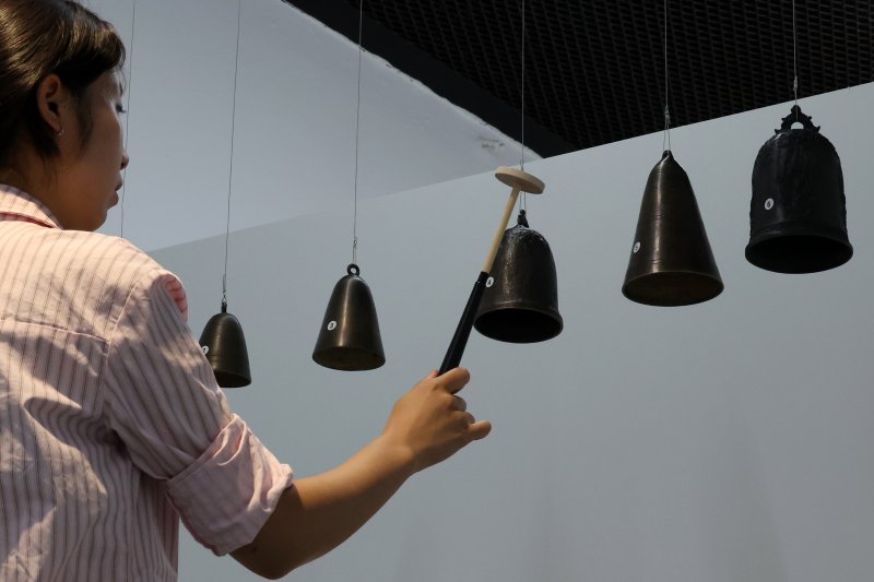 [서울=뉴시스] 박진희 기자 = 아르코미술관은 26일 서울 종로구 아르코미술관에서 창작산실 협력전시 '드리프팅 스테이션-찬미와 애도에 관한 행성간 다종 오페라' 기자간담회를 갖고 주요 작품을 선보이고 있다. 2025.06.26. pak7130@newsis.com