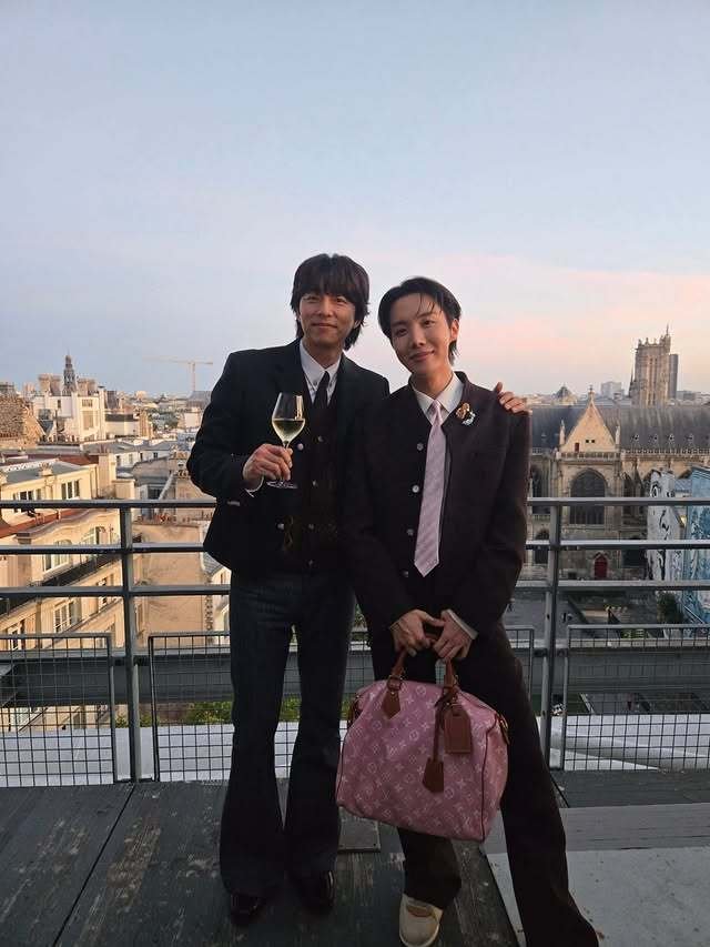 BTS 제이홉·공유 만났다…파리서 다정한 어깨동무 [N샷]