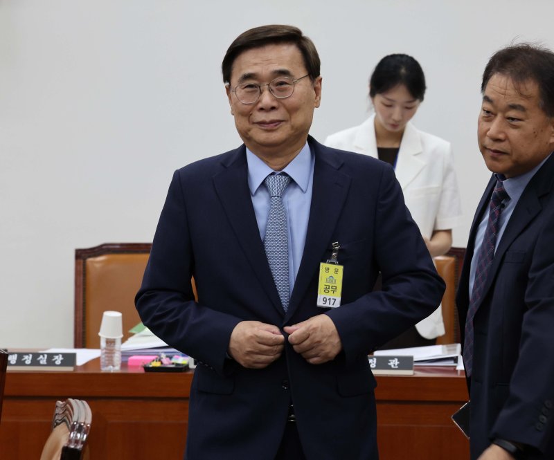[서울=뉴시스] 국회사진기자단 = 이종석 국정원장이 26일 서울 여의도 국회에서 열린 국회 정보위원회 전체회의에 출석하고 있다. 2025.06.26. photo@newsis.com