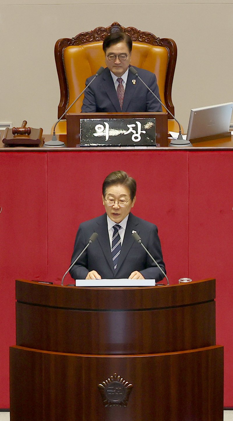 "경기회복은 타이밍"... 추경협조 당부한 李[李대통령 첫 국회 시정연설]