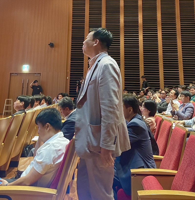 [대구=뉴시스] 정재익 기자 = 26일 대구 북구 iM뱅크 제2본점 대강당에서 열린 '대구도시철도망 구축계획 주민 수렴 공청회'에서 일부 서구의회 의원들이 5호선 예상 노선도에 대해 항의하고 있다. 2025.06.26. jjikk@newsis.com *재판매 및 DB 금지