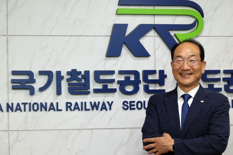 이성해 국가철도공단 이사장이 지난 26일 서울 용산구 국가철도공단 수도권본부 사무실에서 포즈를 취하고 있다. 사진=서동일 기자