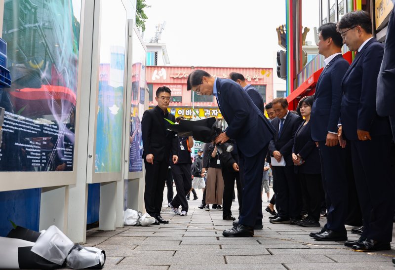 [서울=뉴시스] 황준선 기자 = 이해식 국정기획위원회 정치행정분과위원장이 26일 오후 서울 용산구 10.29 이태원참사 현장을 방문해 헌화하고 있다. 2025.06.26. hwang@newsis.com