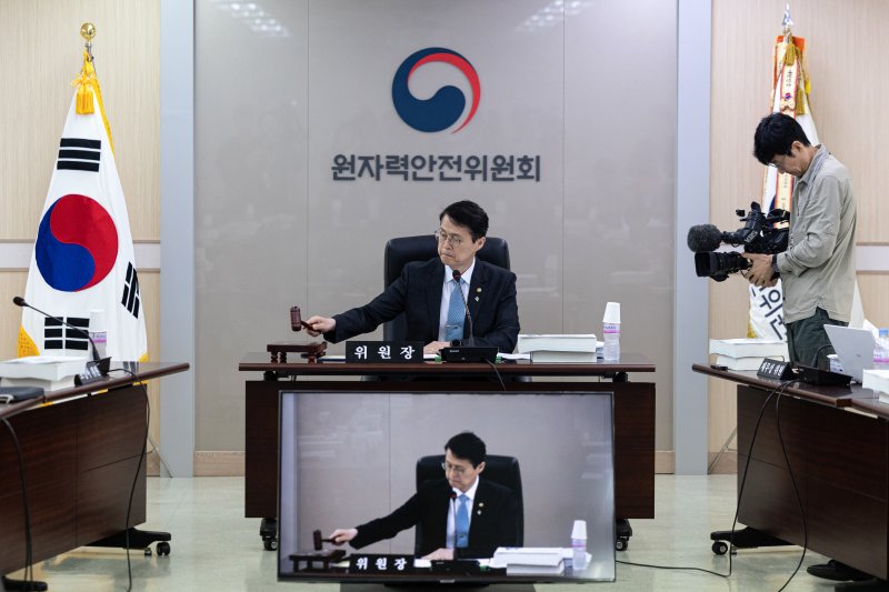 최원호 원자력안전위원회 위원장이 26일 오전 서울 중구 원자력안전위원회(원안위)에서 열린 제216회 전체회의를 주재하고 있다.2025.6.26/뉴스1 ⓒ News1 이승배 기자