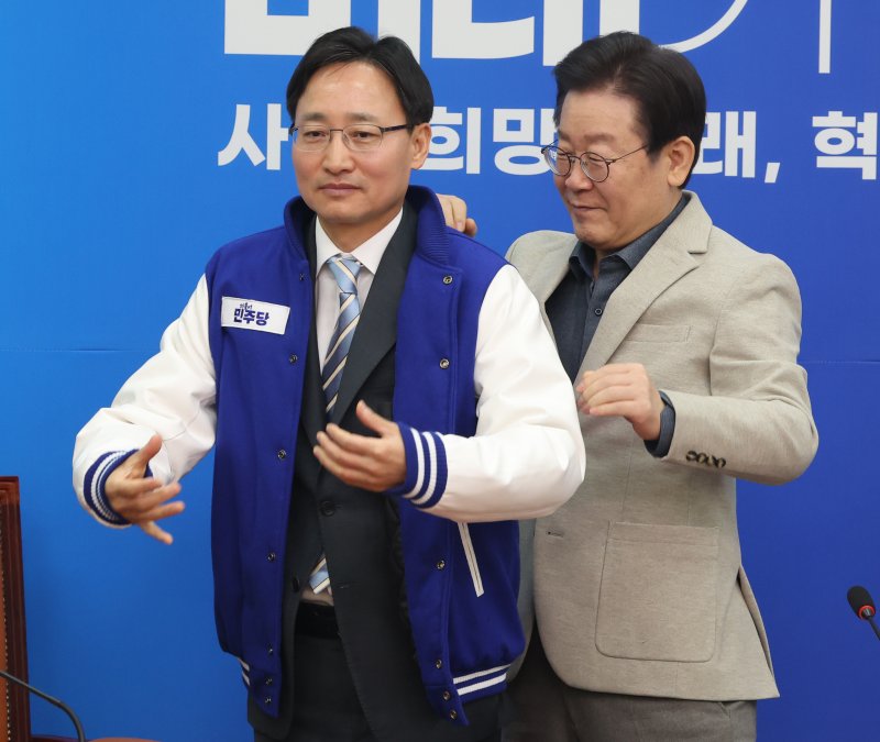 지난해 2월 더불어민주당 대표였던 이재명 대통령이 국회에서 열린 인재환영식에서 임광현 국세청장 후보자(당시 전 국세청 차장)에게 민주당 옷을 선물하고 있다. 2024.2.16/뉴스1 ⓒ News1 ,송원영 기자