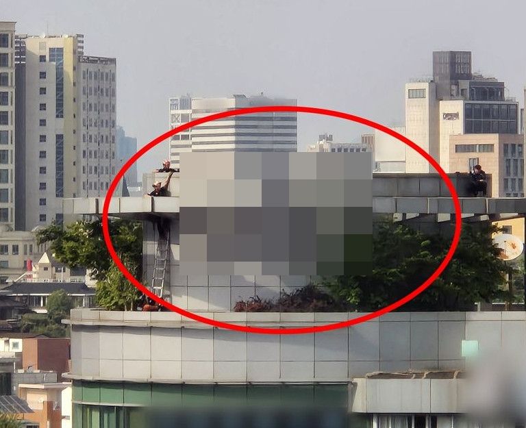 강남역 건물 옥상서 투신 소동…경찰과 대치